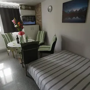 https://studio-apartman-zara.primorje-gorskikotar.com